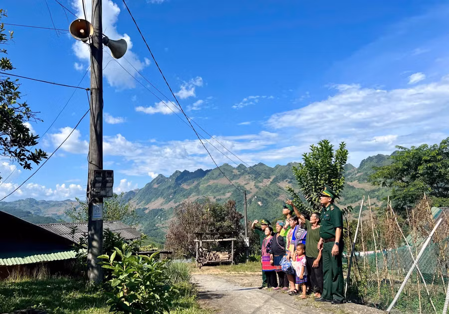Người dân biên giới đón nghe tiếng loa truyền thanh của Bộ đội Biên phòng tỉnh Lai Châu.