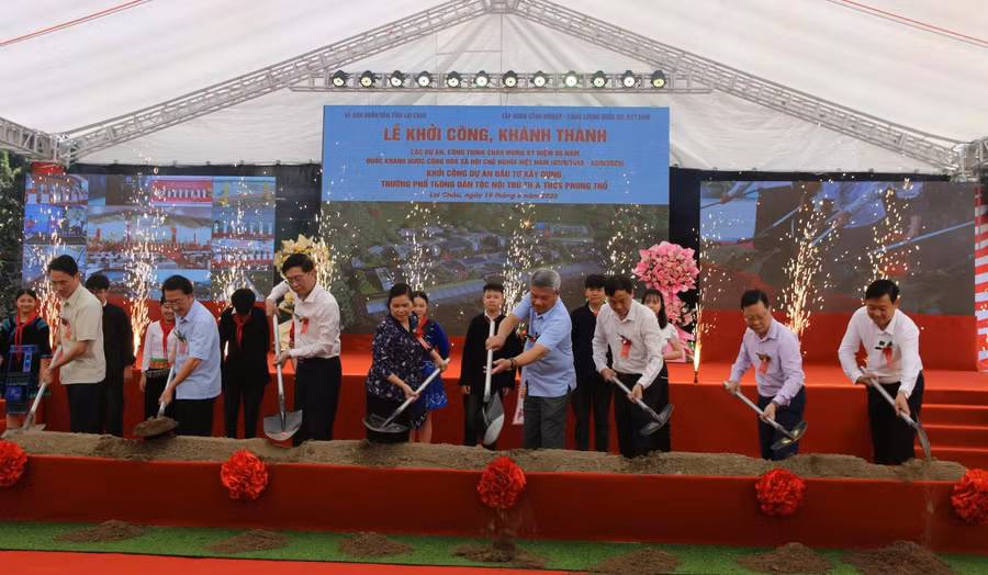 Các đại biểu thực hiện nghi thức khởi công xây dựng Trường PTDTNT Tiểu học và THCS Phong Thổ.