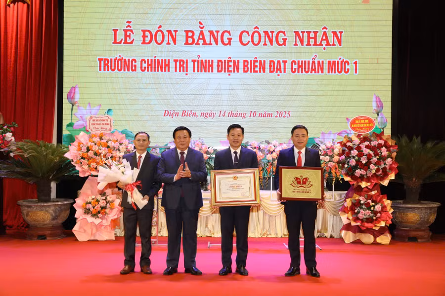 Trao Bằng công nhận Trường Chính trị tỉnh Điện Biên đạt chuẩn mức 1. 