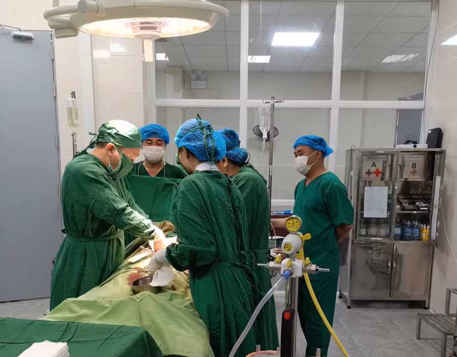 Sản phụ nguy kịch được các y, bác sĩ Trung tâm Y tế Tuần Giáo nỗ lực cứu chữa.