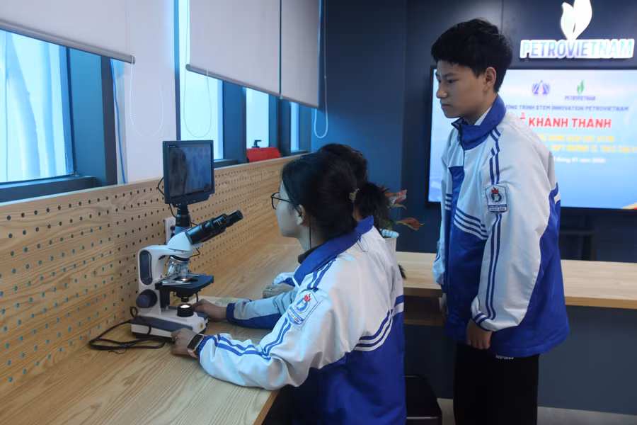 Học sinh Trường THPT chuyên Lê Quý Đôn thực hành thí nghiệm tại phòng STEM. stem-2.jpg