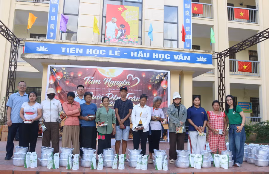 Người dân biên giới Pa Tần nhận quà trong chương trình pa-tan-5.jpg