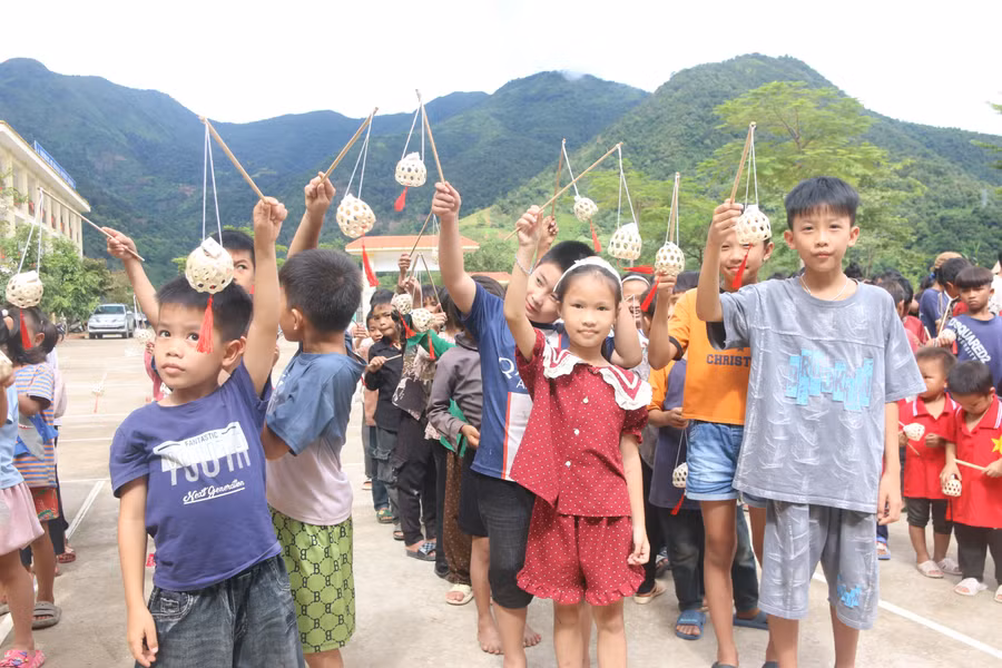 Những chiếc lồng đèn được gửi tới học sinh nơi biên giới Pa Tần. pa-tan-2.jpg