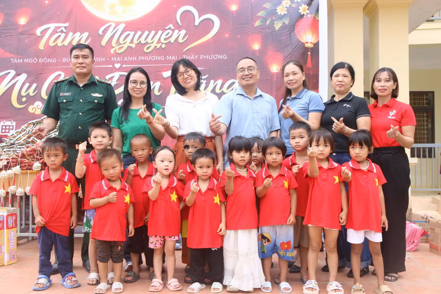 Cô trò Trường Mầm non Trung Chải chụp ảnh cùng đoàn thiện nguyện. pa-tan-1.jpg