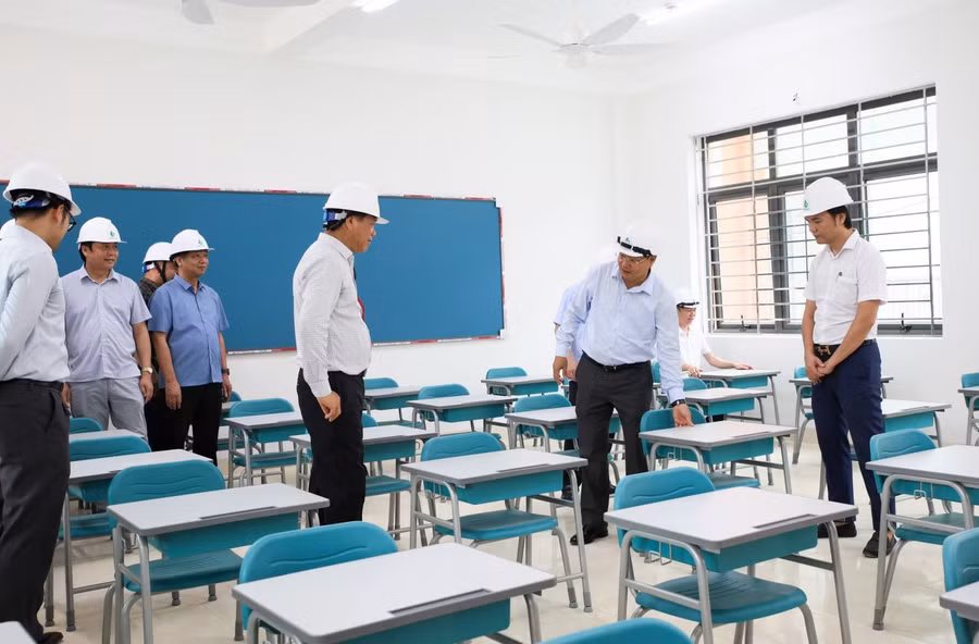 Kiểm tra bố trí cơ sở vật chất trong phòng học của Dự án Trường PTNT liên cấp TH&THCS Phong Thổ.