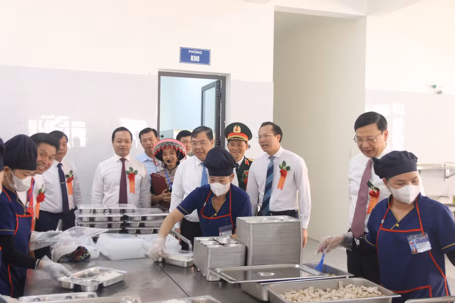 Phó Thủ tướng Phạm Gia Túc cùng các đại biểu dự Lễ Khai giảng và khánh thành Trường PTNT TH&THCS Thanh Nưa kiểm tra khu vực nấu ăn của trường.