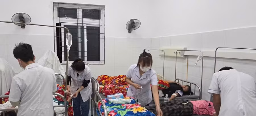 35 học sinh được đưa đến Bệnh viện Đa khoa Sìn Hồ chữa trị sau khi nghi ngộ độc do ăn quả lạ.