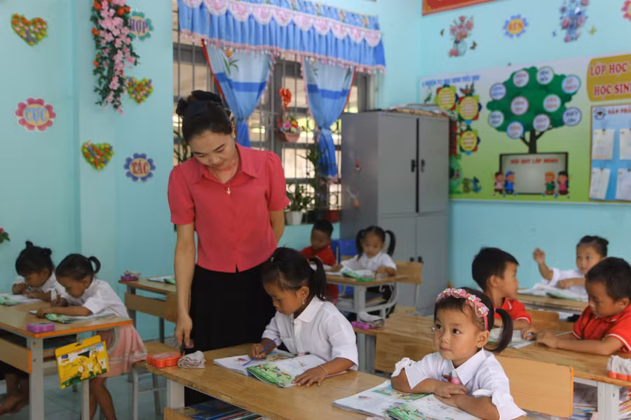 Cô trò Trường PTDTBT Tiểu học Nậm Pì, xã Lê Lợi, tỉnh Lai Châu. hoc-ba-so-4.jpg