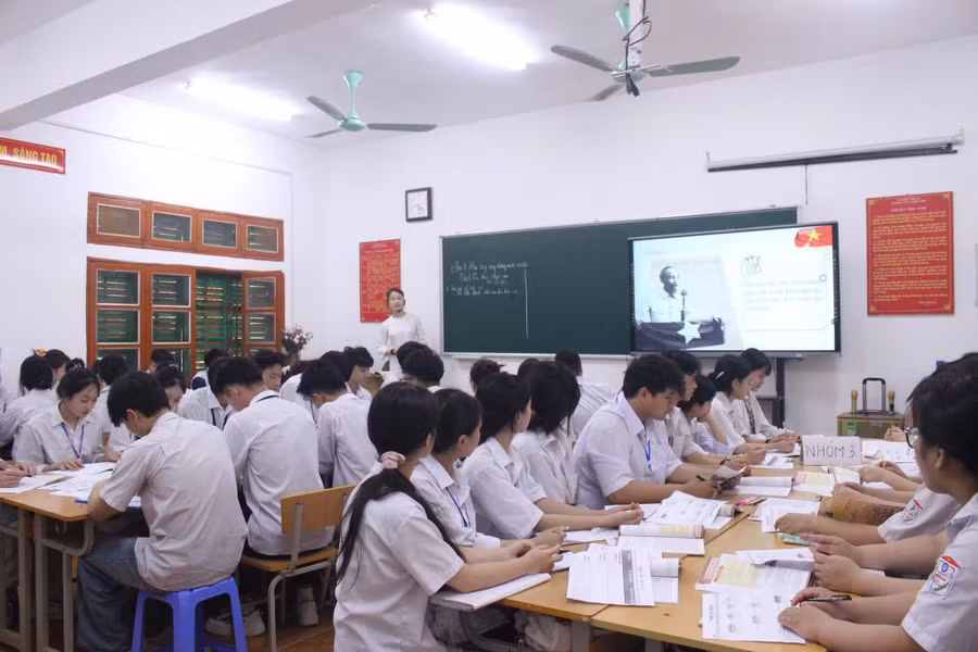 Cô trò Trường THPT Chiềng Sinh, phường Chiềng Sinh, tỉnh Sơn La. hoc-ba-so-2.jpg