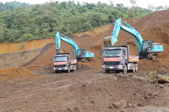 Những phần quặng sắt đầu tiên được xúc lên xe, vận chuyển từ mỏ Quý Xa tới Nhà máy Gang thép Việt Trung (khu công nghiệp Tằng Loỏng, Lào Cai).