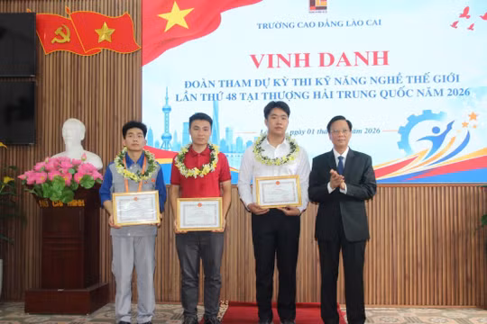 Ông Hoàng Quang Đạt, Hiệu trưởng Trường Cao đẳng Lào Cai tặng giấy khen cho các cá nhân có thành tích cao. 