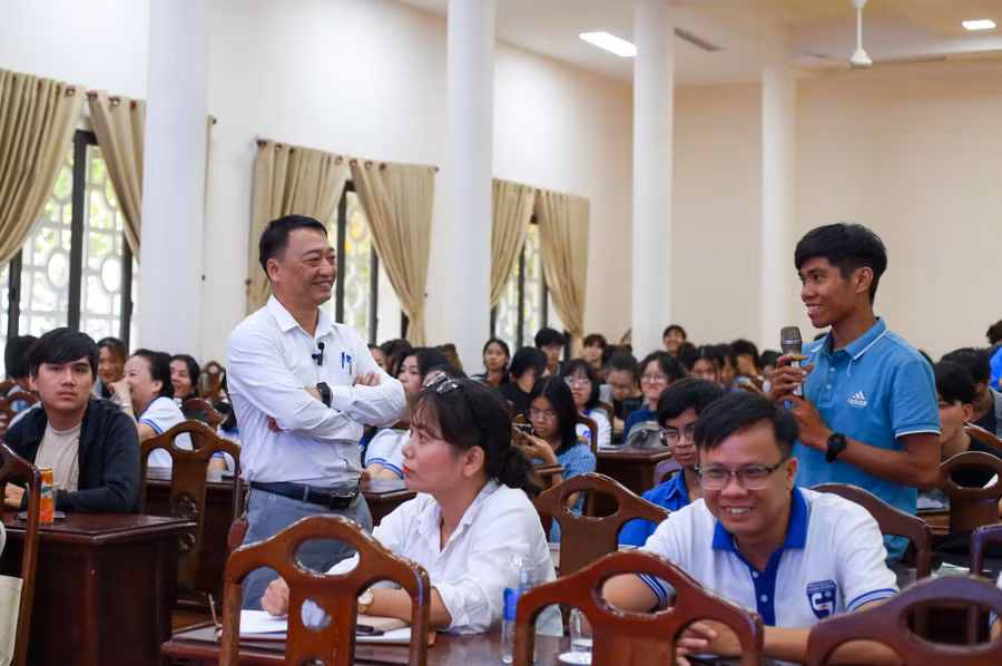 Sinh viên đặt câu hỏi với nội dung liên quan đến AI tại chương trình. 