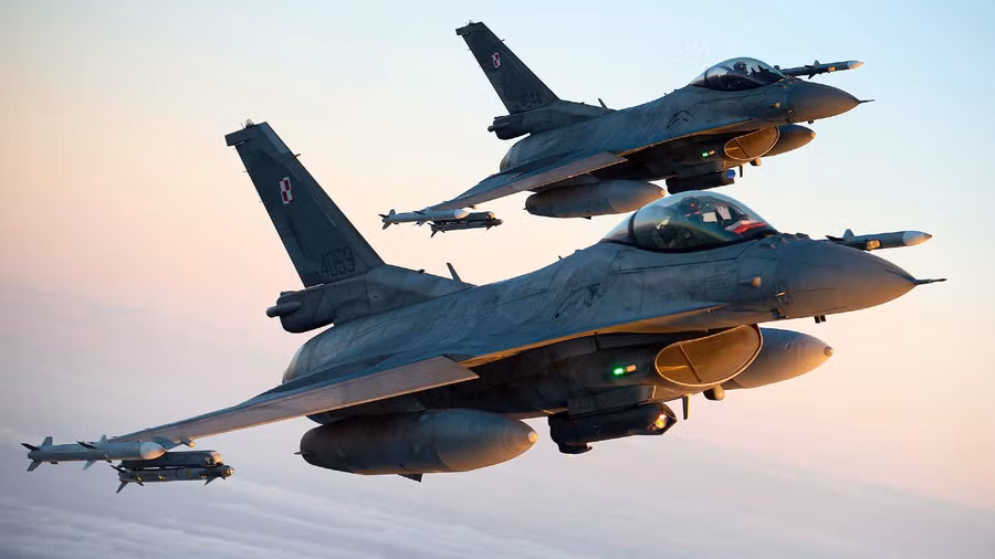 Đại tướng Mark Milley cho rằng tiêm kích F-16 sẽ gặp rất nhiều thách thức nếu chúng xuất hiện trên bầu trời Ukraine. Đại tướng Mark Milley cho rằng tiêm kích F-16 sẽ gặp rất nhiều thách thức nếu chúng xuất hiện trên bầu trời Ukraine.