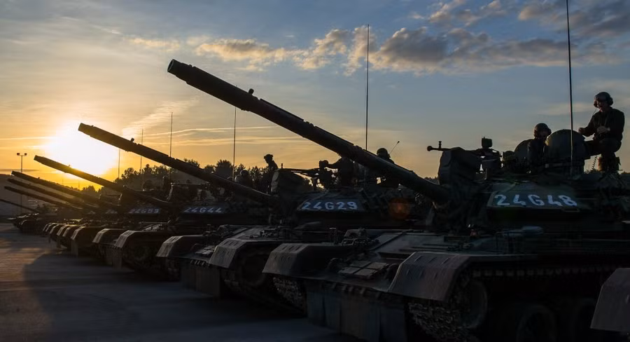 Xe tăng TR-85 M1 Bizonul của Romania vẫn giữ lại pháo D-10T2S cỡ 100 mm.