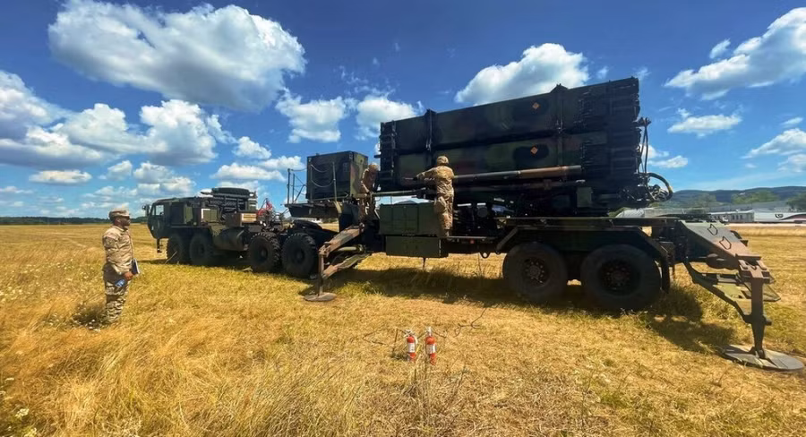 Một bệ phóng tên lửa phòng không Patriot của Quân đội Ukraine. Một bệ phóng tên lửa phòng không Patriot của Quân đội Ukraine.
