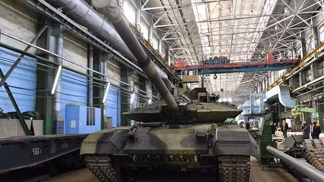 Xe tăng chiến đấu chủ lực T-90 Proryv đang được sản xuất tại nhà máy Uralvagonzavod.