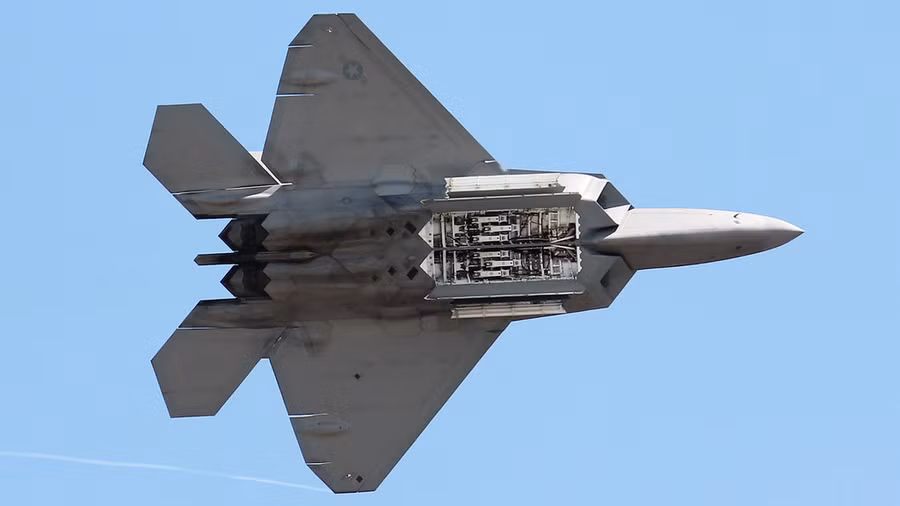 Tiêm kích tàng hình F-22 Raptor bị cho là có nhiều nhược điểm khi đặt cạnh F-35 Lightning II. Tiêm kích tàng hình F-22 Raptor bị cho là có nhiều nhược điểm khi đặt cạnh F-35 Lightning II.