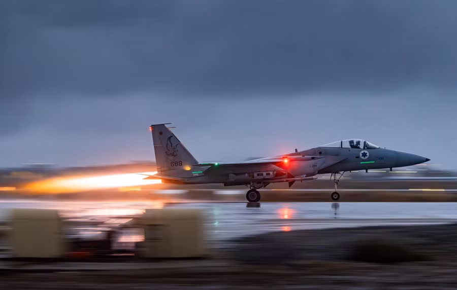 Không quân Israel sẽ mở rộng phi đội với cả những tiêm kích đa năng F-15IA. Không quân Israel sẽ mở rộng phi đội với cả những tiêm kích đa năng F-15IA.