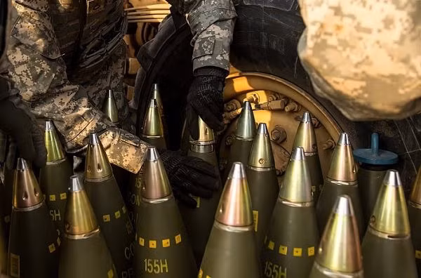 Ukraine và các đồng minh đang tìm nhiều nguồn cung cấp đạn pháo 155 mm. Ukraine và các đồng minh đang tìm nhiều nguồn cung cấp đạn pháo 155 mm.