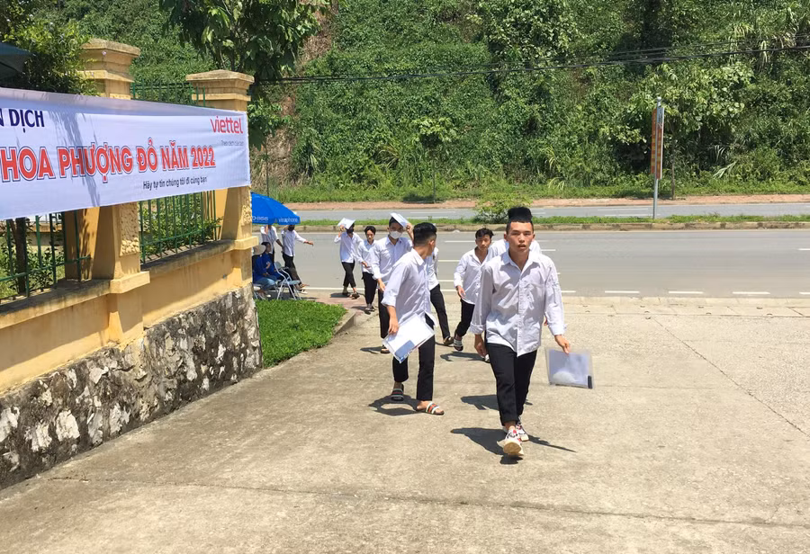 Thi sinh đến điểm thi Trường THPT số 1 huyện Bát Xát.