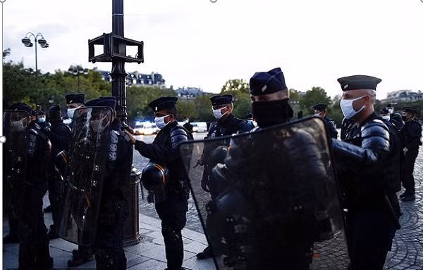 Khoảng 3.000 cảnh sát chống bạo động được huy động giữ an ninh Paris.