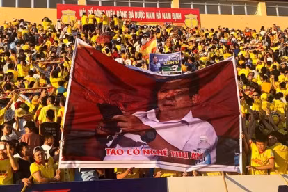 CĐV Dược Nam Hà Nam Định “đá xoáy” Trưởng ban Trọng tài VFF Dương Văn Hiền tại vòng 11 V-League 2020.