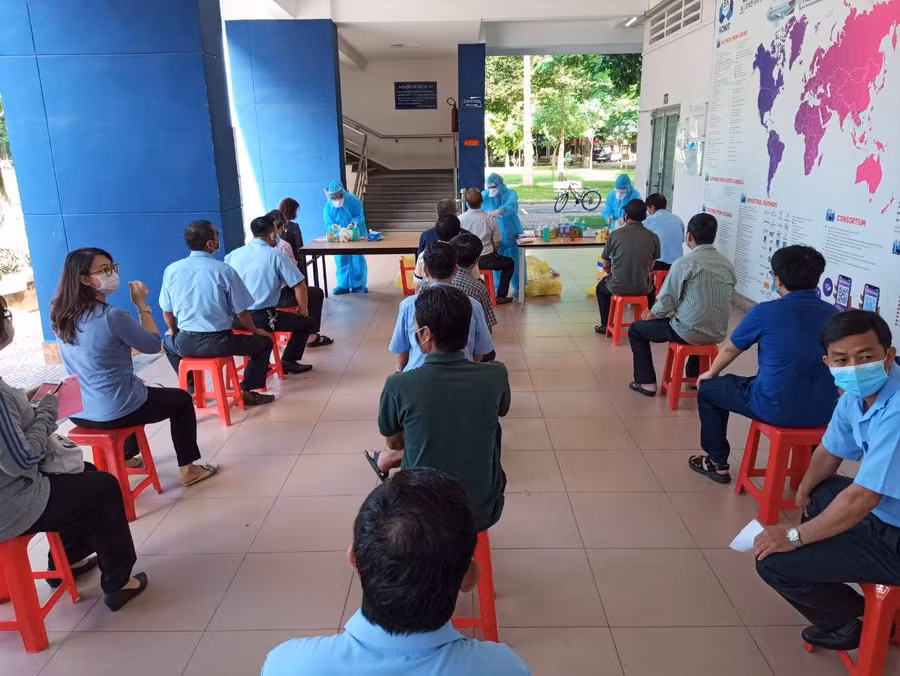Buổi tổ chức lấy mẫu xét nghiệm tuân thủ 5K đảm bảm an toàn phòng chống dịch (Ảnh: Thy Huyền)