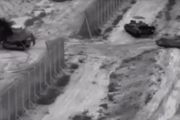 Xe tăng Israel vừa thực hiện cuộc đột kích chớp nhoáng vào Dải Gaza.