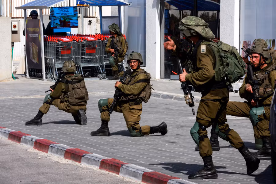 Đang có nhiều giả thuyết được đưa ra xung quanh sự im lặng của Cơ quan tình báo Israel. Đang có nhiều giả thuyết được đưa ra xung quanh sự im lặng của Cơ quan tình báo Israel.
