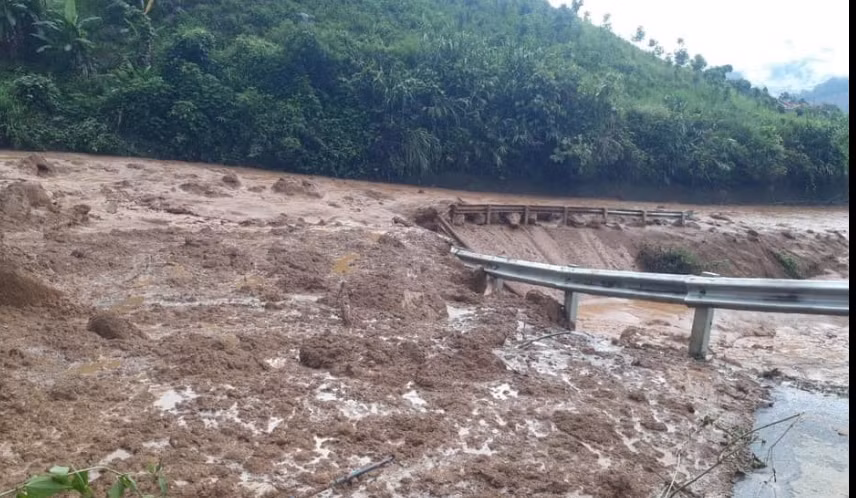 Sạt lở lớn tại km 3+150 tuyến đường Nậm Khao - Tà Tổng - Mường Nhé gây ách tắc giao thông cục bộ.