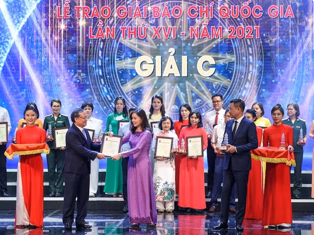 Thủ tướng dự lễ trao giải thưởng cao quý nhất của giới báo chí cả nước - Ảnh 6. Thủ tướng dự lễ trao giải thưởng cao quý nhất của giới báo chí cả nước - Ảnh 6.