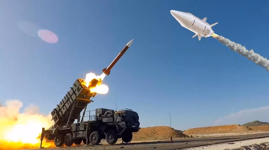 Việc tên lửa siêu thanh Kinzhal của Nga tấn công trận địa Patriot của Ukraine gây ra nhiều câu hỏi cần được giải đáp. Việc tên lửa siêu thanh Kinzhal của Nga tấn công trận địa Patriot của Ukraine gây ra nhiều câu hỏi cần được giải đáp.