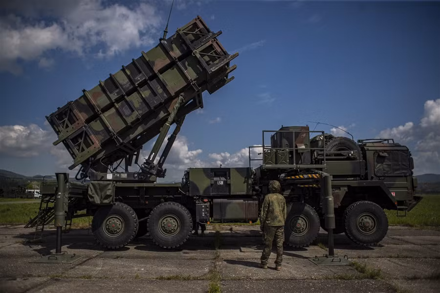 Ukraine đang yêu cầu phương Tây tăng cường cung cấp các tổ hợp phòng thủ tên lửa Patriot. Ukraine đang yêu cầu phương Tây tăng cường cung cấp các tổ hợp phòng thủ tên lửa Patriot.