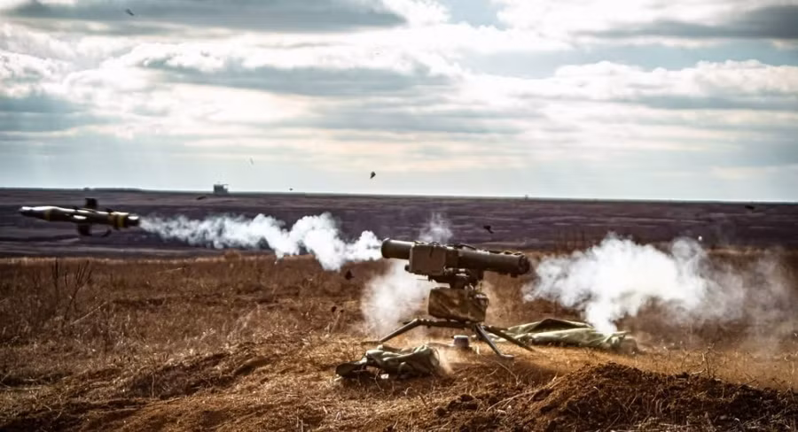 Tên lửa chống tăng Stugna của Ukraine khai hỏa.