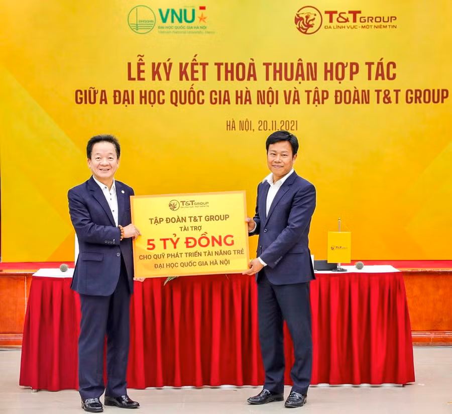 Chủ tịch HĐQT kiêm Tổng Giám đốc T&T Group Đỗ Quang Hiển trao tặng 5 tỷ đồng cho Quỹ Phát triển tài năng trẻ của ĐHQGHN. Chủ tịch HĐQT kiêm Tổng Giám đốc T&T Group Đỗ Quang Hiển trao tặng 5 tỷ đồng cho Quỹ Phát triển tài năng trẻ của ĐHQGHN.