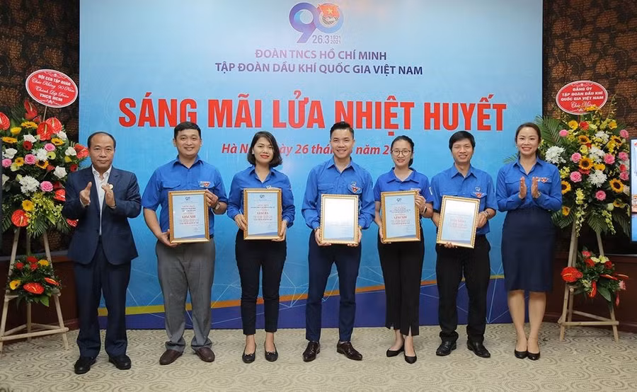 Trao giải cho tác giả của các video clip được yêu thích nhất