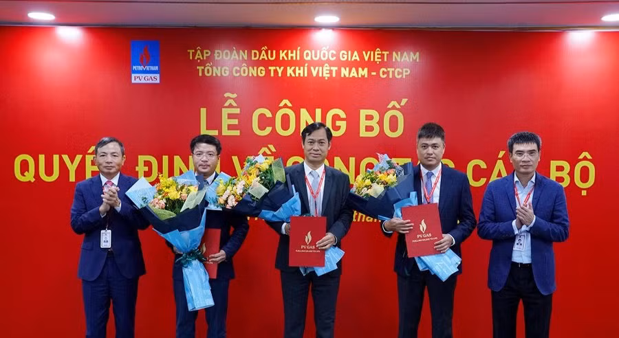 Lãnh đạo PV GAS trao quyết định bổ nhiệm cho Giám đốc KĐN (thứ 2 từ trái qua)