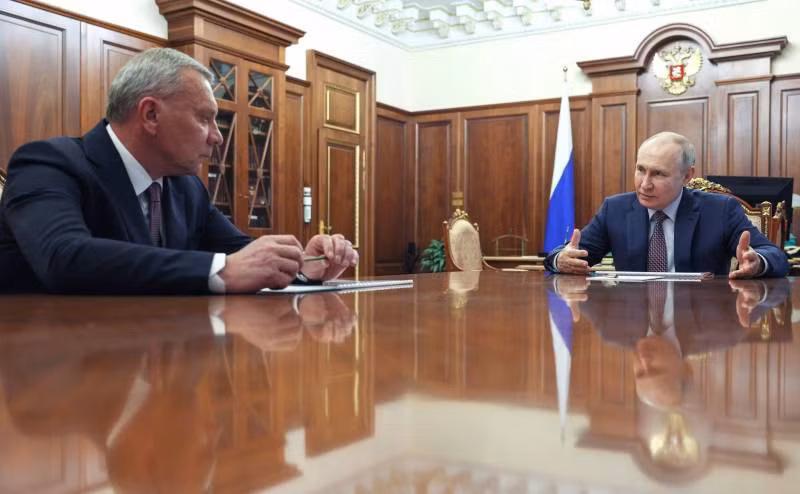 Tổng thống Vladimir Putin đã có cuộc gặp gỡ với người đứng đầu Tập đoàn Roscosmos - ông Yuri Borisov. Tổng thống Vladimir Putin đã có cuộc gặp gỡ với người đứng đầu Tập đoàn Roscosmos - ông Yuri Borisov.