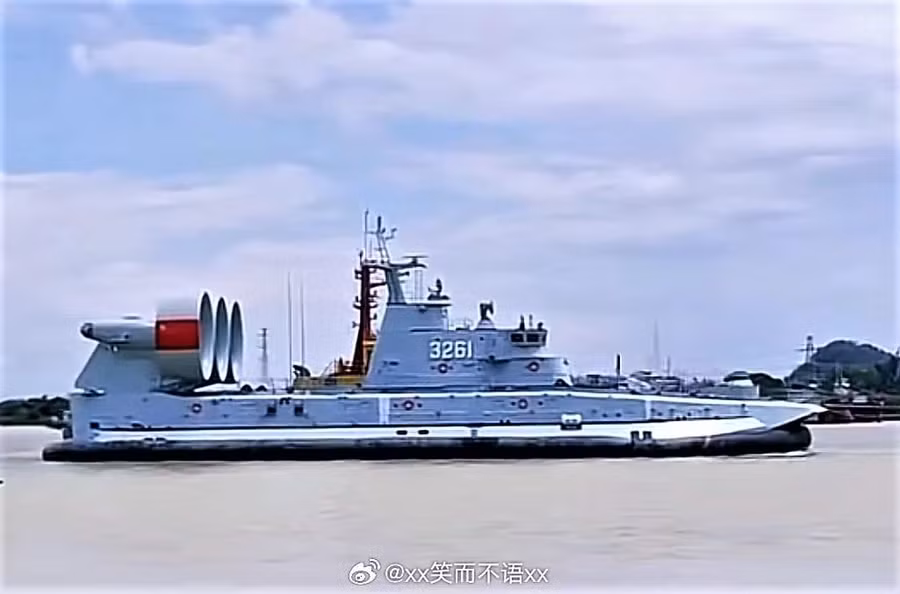 Tàu đổ bộ đệm khí Type 728 của Trung Quốc chính là phiên bản Zubr do họ chế tạo.