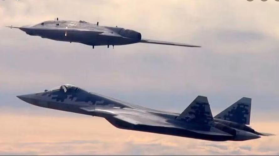 UAV tàng hình S-70 Okhotnik sẽ phối hợp tác chiến cùng tiêm kích thế hệ năm Su-57 Felon.