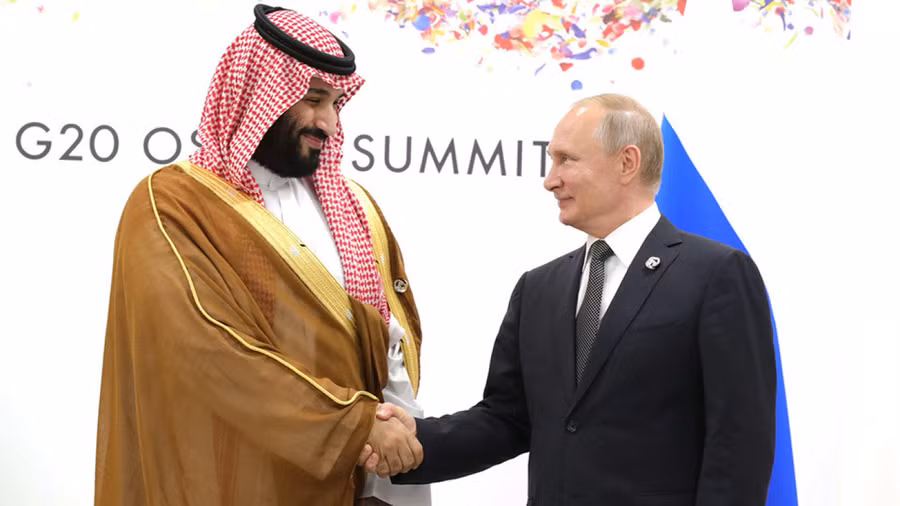 Saudi Arabia và Nga đang cùng hợp tác trong việc cắt giảm sản lượng khai thác và xuất khẩu dầu thô. Saudi Arabia và Nga đang cùng hợp tác trong việc cắt giảm sản lượng khai thác và xuất khẩu dầu thô.