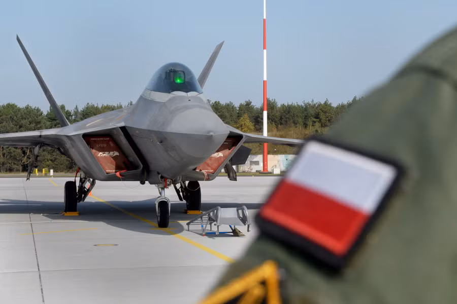 Mỹ đang tăng cường tiêm kích tàng hình F-22 Raptor tới căn cứ trên đất Ba Lan.