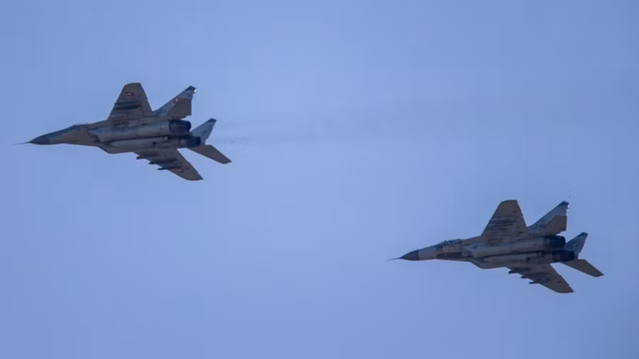 Tiêm kích MiG-29 mà Ukraine sử dụng bị nhận xét không thể chống lại máy bay chiến đấu hiện đại của Nga. Tiêm kích MiG-29 mà Ukraine sử dụng bị nhận xét không thể chống lại máy bay chiến đấu hiện đại của Nga.