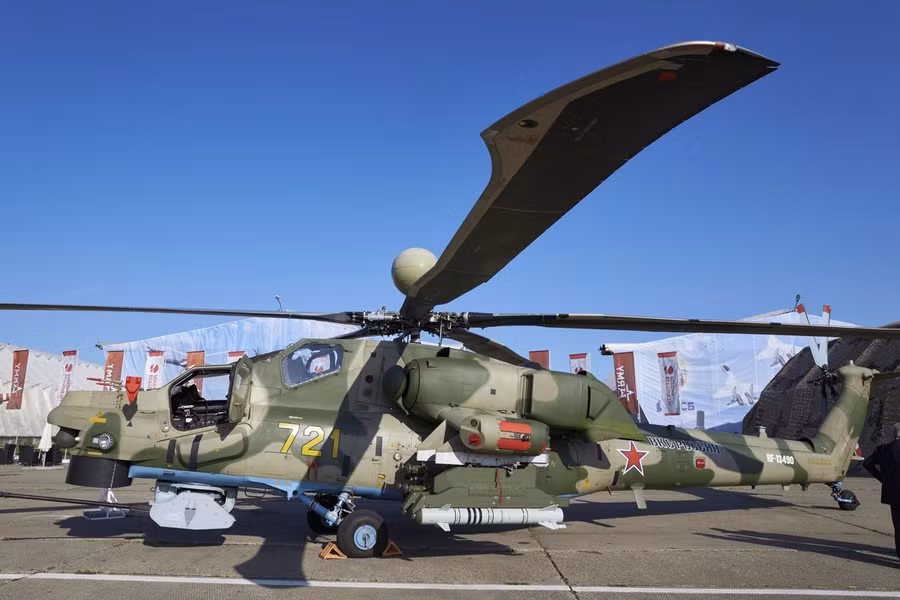 Tên lửa Izdeliye 305 treo dưới cánh trực thăng Mi-28NM Night Hunter.