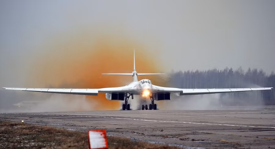 Máy bay ném bom chiến lược Tu-160 của Không quân Nga.