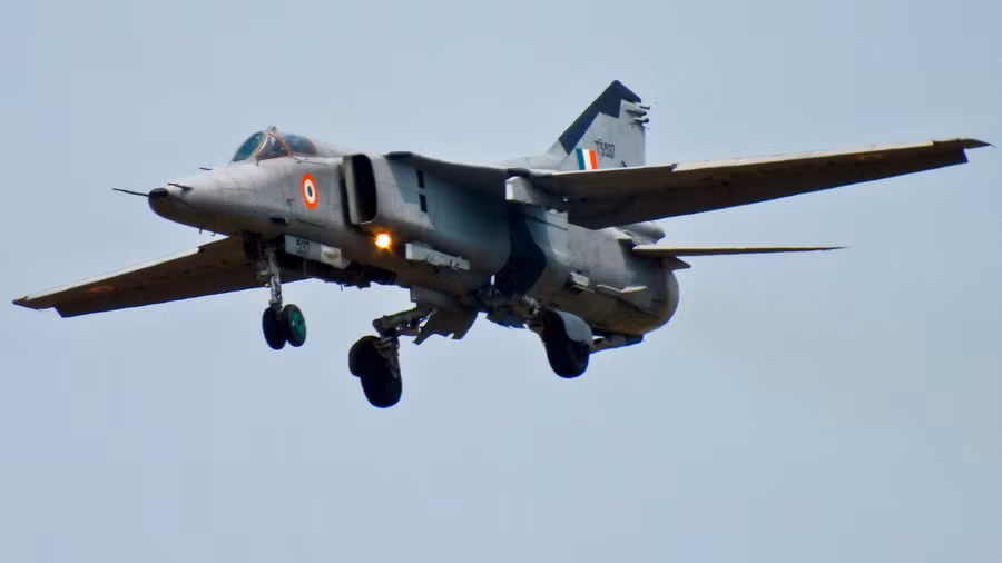 Cường kích MiG-27 Bahadur được sản xuất theo giấy phép tại Ấn Độ. Cường kích MiG-27 Bahadur được sản xuất theo giấy phép tại Ấn Độ.