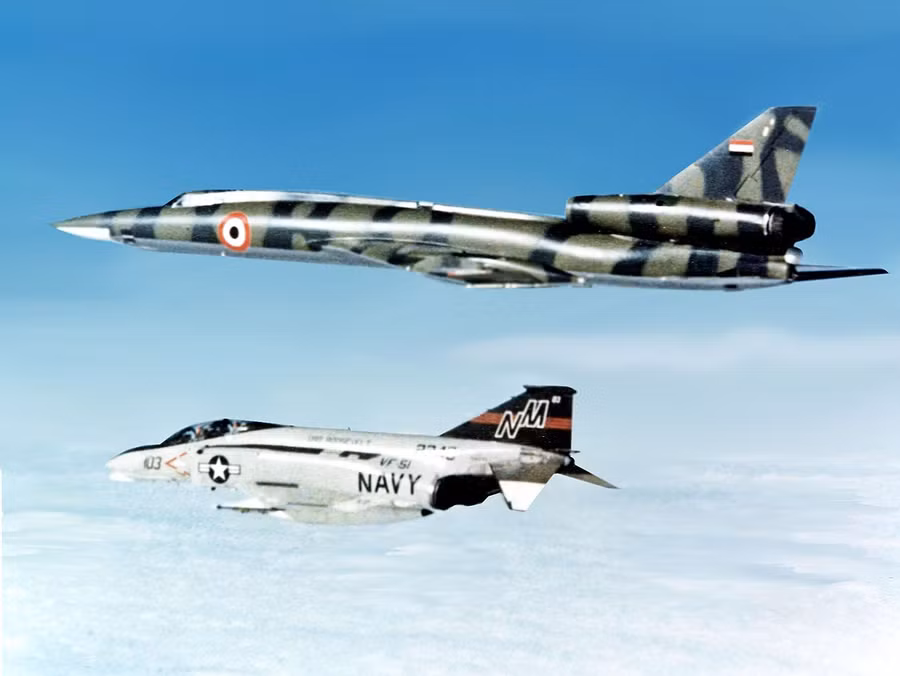 Máy bay ném bom Tu-22 Blinder của Không quân Libya bị tiêm kích F-4 của Hải quân Mỹ theo sát.