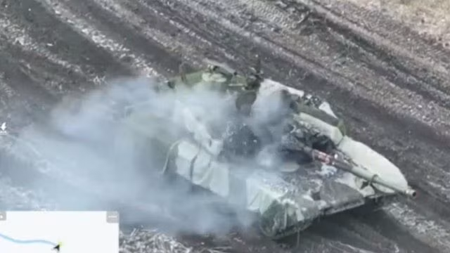 Xe tăng chiến đấu chủ lực T-90M Proryv sau khi trúng đạn rocket chống tăng AT-4. Xe tăng chiến đấu chủ lực T-90M Proryv sau khi trúng đạn rocket chống tăng AT-4.