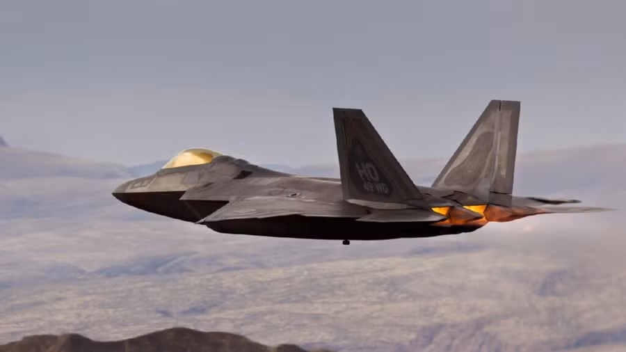Tiêm kích tàng hình F-22 Raptor chưa thể có phiên bản máy bay ném bom hạm tàu FB-22.