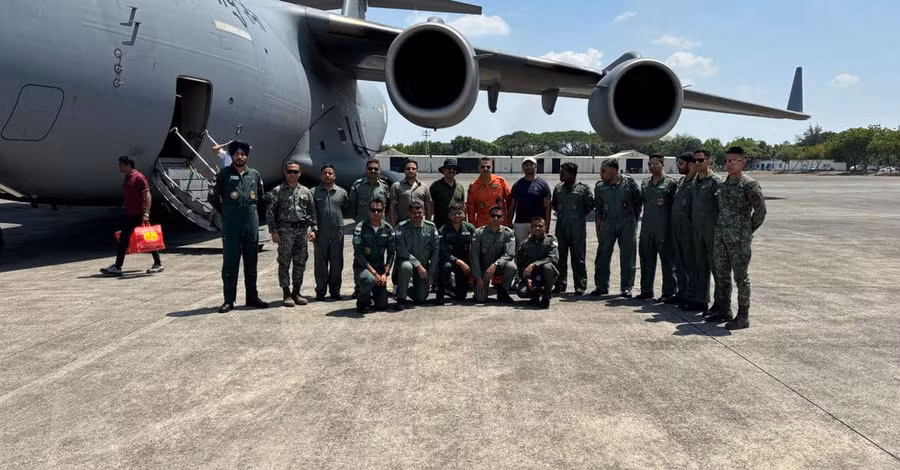 Máy bay vận tải C-17 của Ấn Độ đưa tên lửa BrahMos tới Phillippines. Máy bay vận tải C-17 của Ấn Độ đưa tên lửa BrahMos tới Phillippines.